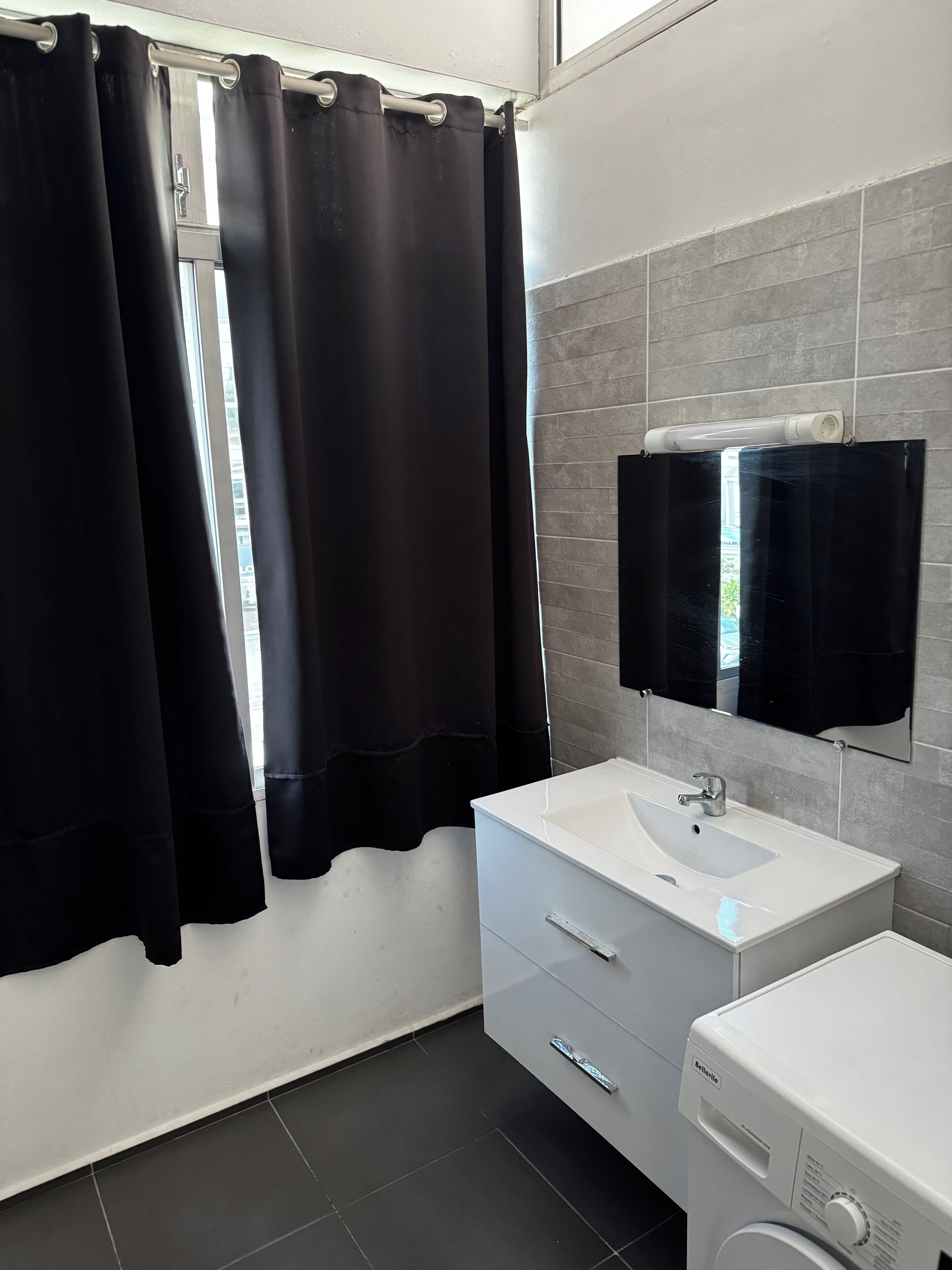 Serviettes fournies, papier toilette