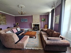 Fernseher, Kamin, Tischfußball, Tischtennisplatte