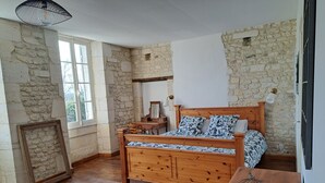 6 slaapkamers, een strijkplank/strijkijzer, reisbedje, gratis wifi