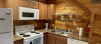 Hillside Hideaway East just 1/2 mile from Current River!