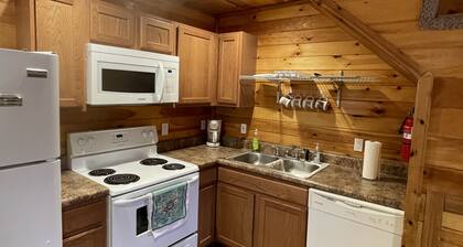 Hillside Hideaway East just 1/2 mile from Current River!
