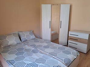 2 dormitoris, habitacions insonoritzades i planxa i posts de planxar 