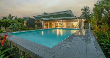 The Luxury Getaway in just 1 mile from downtown Fortuna