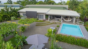 A modern house with a swimming pool, surrounded by lush greenery and a hammock. - Villa Margarita - Families Getaway in La Fortuna (La Fortuna)