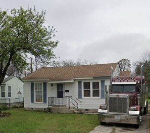 Exterior - Little house 6 mins from Downtown San Antonio (San Antonio)