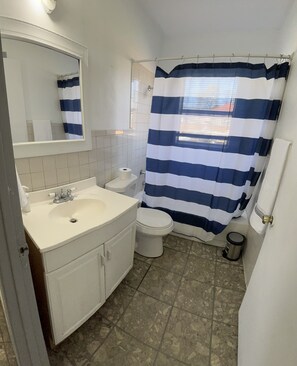 Bathroom - Little house 6 mins from Downtown San Antonio (San Antonio)