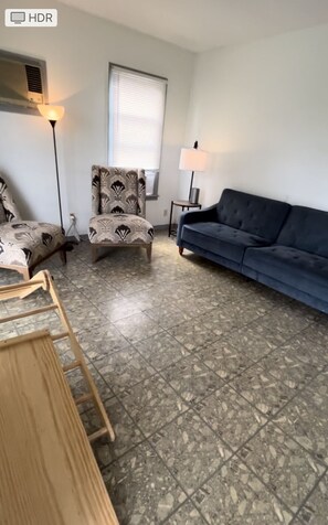 Living area - Little house 6 mins from Downtown San Antonio (San Antonio)