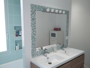 Shower, towels, toilet paper - Air-conditioned family home just outside Bordeaux (Blanquefort)