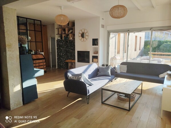 TV connectée, table de tennis de table, livres