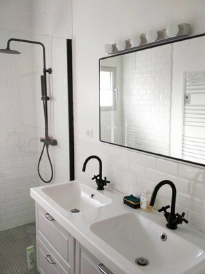 Dusche, Handtücher, Toilettenpapier