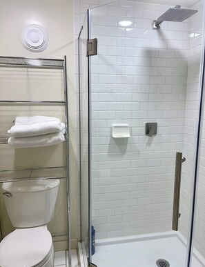 Douche, sèche-cheveux, serviettes fournies, savon