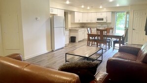 Un espacio habitable pequeño con cocina, comedor y zona de estar.