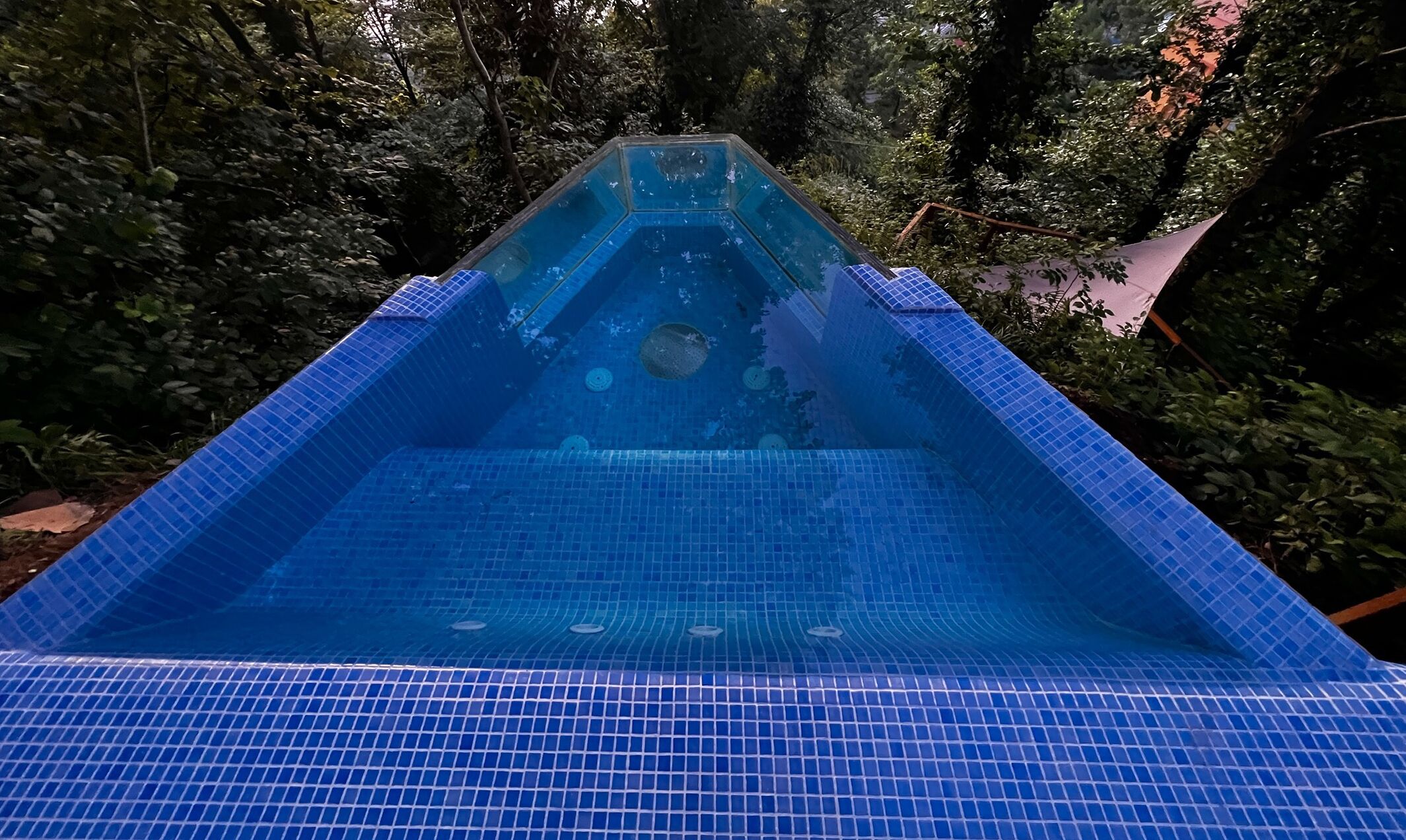 Piscina externa sazonal, guarda-sóis