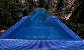 Seasonal outdoor pool, pool umbrellas - Glamping Martini Kvariati (Batumi)