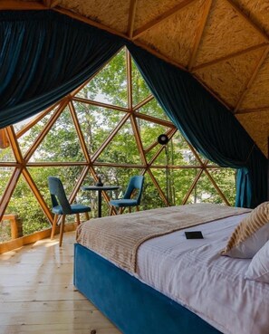 Down comforters, pillowtop beds, individually decorated - Glamping Martini Kvariati (Batumi)