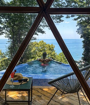 Luxe tweepersoonskamer, 1 kingsize bed, uitzicht op zwembad | Uitzicht op strand/zee