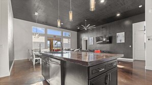 Interior - Nelly: Pet Friendly + Private Hot Tub + Sand Dunes (Hurricane)