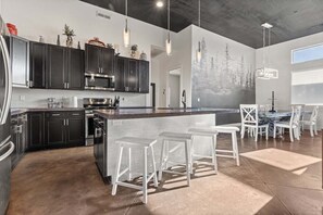 Fridge, microwave, oven, stovetop - Nelly: Cozy, Pet-Friendly Getaway in Hurricane (Hurricane)