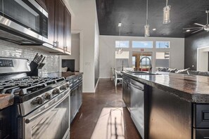 Fridge, microwave, oven, stovetop - Nelly: Cozy, Pet-Friendly Getaway in Hurricane (Hurricane)