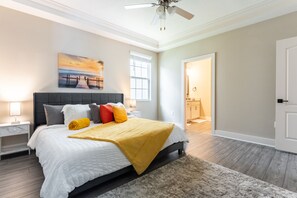 5 bedrooms, desk, iron/ironing board, travel crib - Large Beautiful House Near Disney in Gated Community. (Kissimmee)