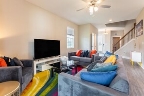 Smart TV, books - Large Beautiful House Near Disney in Gated Community. (Kissimmee)