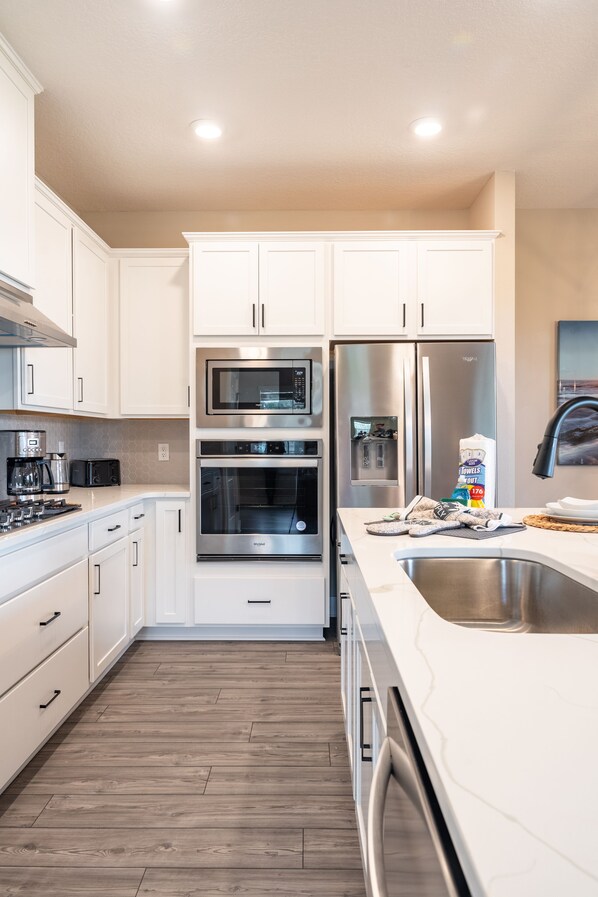 Refrigerador, microondas, horno y parrilla de estufa 