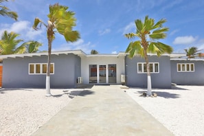 4 bedrooms - 46 sec to Beach Pool Side Massage Priv Chef UTV (Noord)