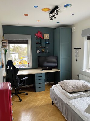 4 bedrooms, desk, iron/ironing board, travel cot