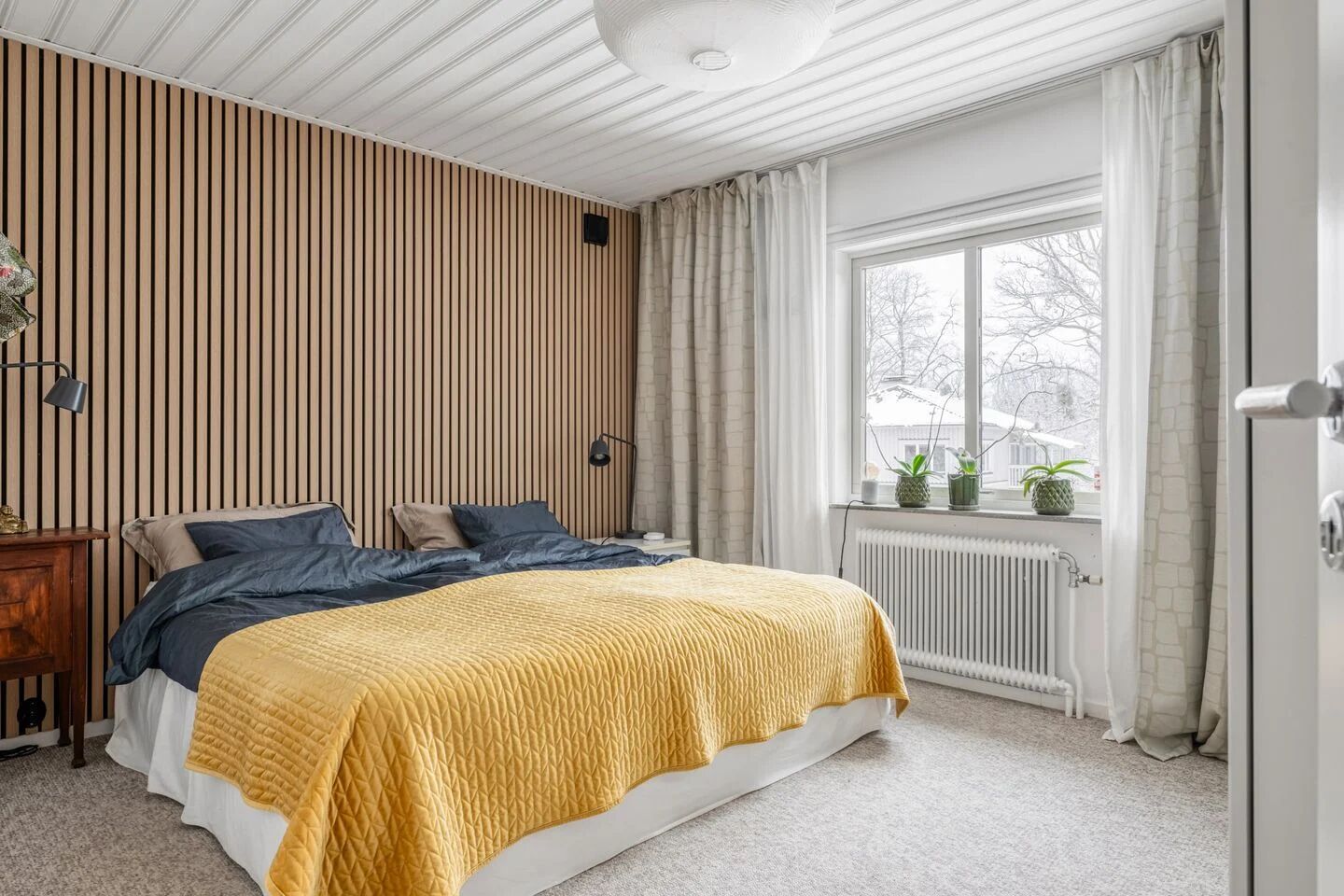4 sovrum, skrivbord, strykjärn/strykbräda och resesäng