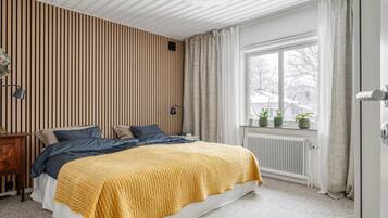 4 sovrum, skrivbord, strykjÀrn/strykbrÀda och resesÀng