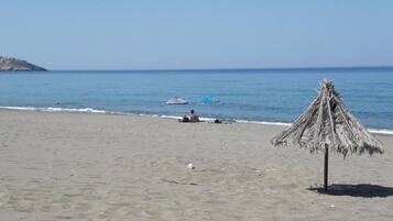 Una spiaggia nelle vicinanze, lettini da mare, teli da spiaggia