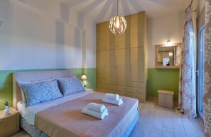 2 chambres, coffre-fort, fer et planche à repasser, lit de bébé portatif