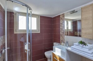 Een douche, een haardroger, handdoeken, zeep