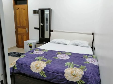 Tabla de planchar con plancha, wifi gratis y ropa de cama
