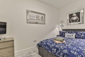 Apartment, 2 Queen Beds - The Monroe, Luxury for up to 4 Guests (Scarborough)