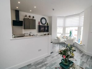 Dining - The Monroe, Luxury for up to 4 Guests (Scarborough)