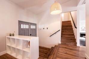 Interior - Bright! Contemporary Modern 4BR, Lg Backyard w/Pool & Mini Putting Green! (Las Vegas)