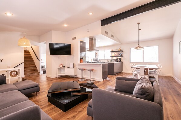 Living area - Bright! Contemporary Modern 4BR, Lg Backyard w/Pool & Mini Putting Green! (Las Vegas)