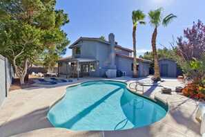 Outdoor pool - Bright! Contemporary Modern 4BR, Lg Backyard w/Pool & Mini Putting Green! (Las Vegas)