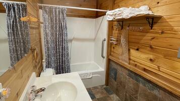 Een douche, handdoeken, zeep, shampoo