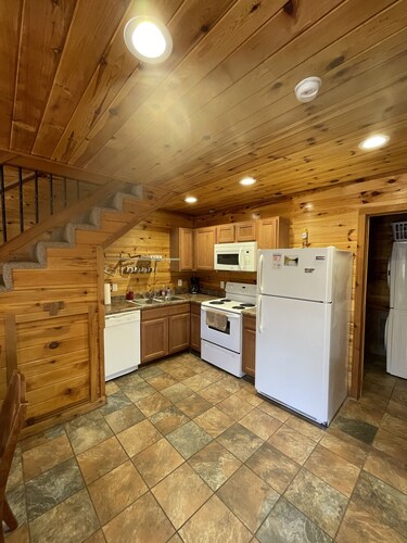 Hillside Hideaway West just 1/2 mile from Current River!