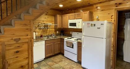 Hillside Hideaway West just 1/2 mile from Current River!