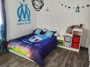 3 bedrooms, iron/ironing board, free WiFi, bed sheets - New house with pool at the foot of the Luberon (Charleval)