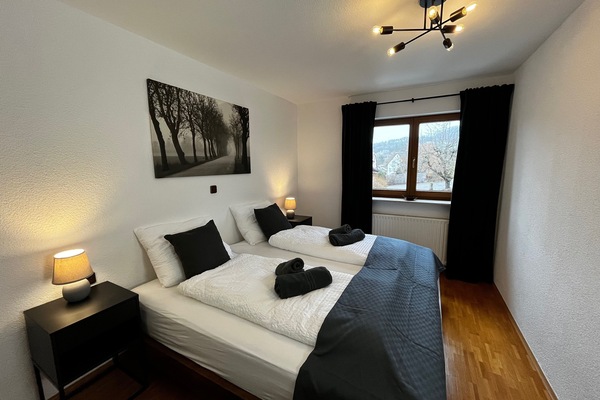 2 dormitorios, tabla de planchar con plancha, cuna de viaje