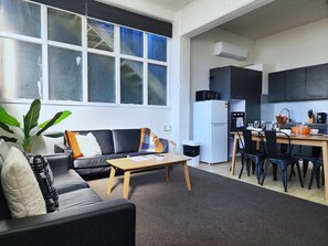Apartamento standard | Área de estar | Smart TV 55 polegadas com canais via satélite, TV