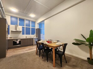 Apartamento | Cozinha privada | Geladeira grande, micro-ondas, fogão, cooktop