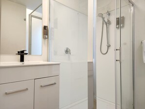Departamento estándar | Baño | Regadera, amenidades de baño gratuitas, secadora de cabello, toallas 