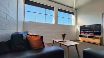 Apartemen Superior | Area keluarga | Smart TV 55-inci dengan saluran TV satelit dan TV