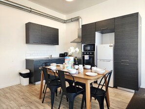 Departamento superior | Cocina privada | Refrigerador con congelador, microondas, horno y parrilla de estufa 