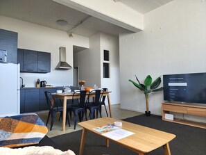 Departamento estándar | Área de sala de estar | Smart TV de 55 pulgadas con canales vía satélite y televisión 